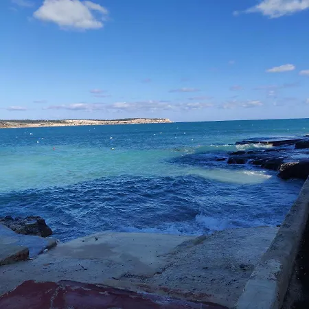 Comfortable Within Minutes Walk Away From Bay *