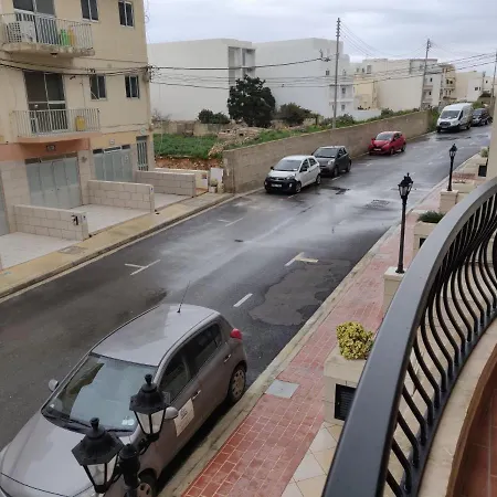Comfortable Within Minutes Walk Away From Bay *